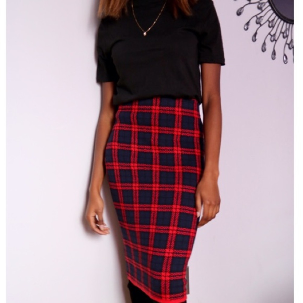 Midi checkered knitted skirt